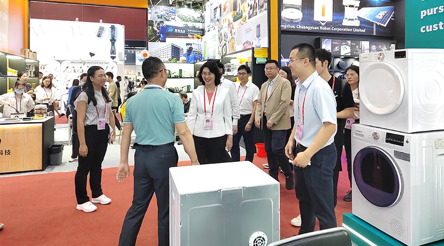 廣交會迎來大咖！江門市市長親臨金環(huán)電器展位參觀交流