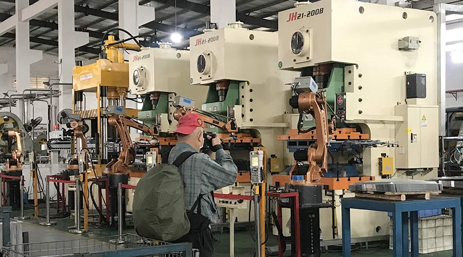 江門市攝影協(xié)會蒞臨金環(huán)電器拍攝交流  用鏡頭見證實力！