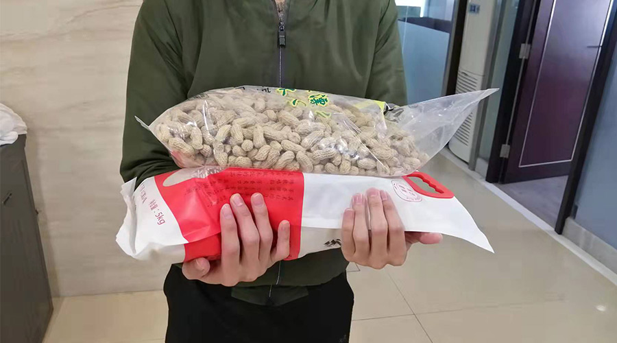 新春關(guān)懷 禮滿情暖！金環(huán)電器給員工發(fā)年貨