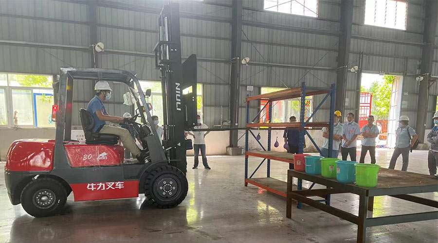 比技能 展風采！金環(huán)電器參與鶴城鎮(zhèn)第二屆企業(yè)職工叉車技能競賽